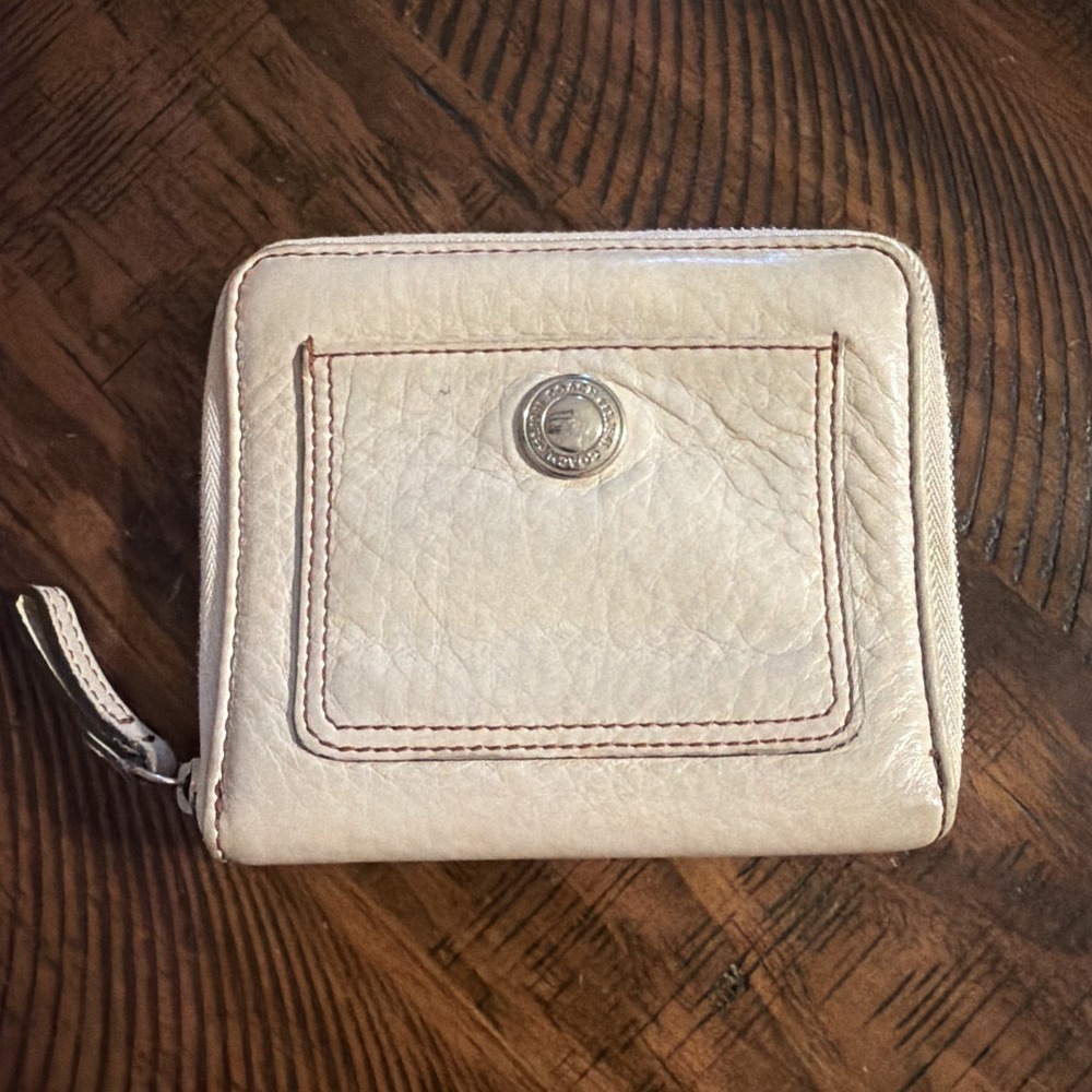 Authentic COACH Leather Cream Zip Around Wallet Bill-fold